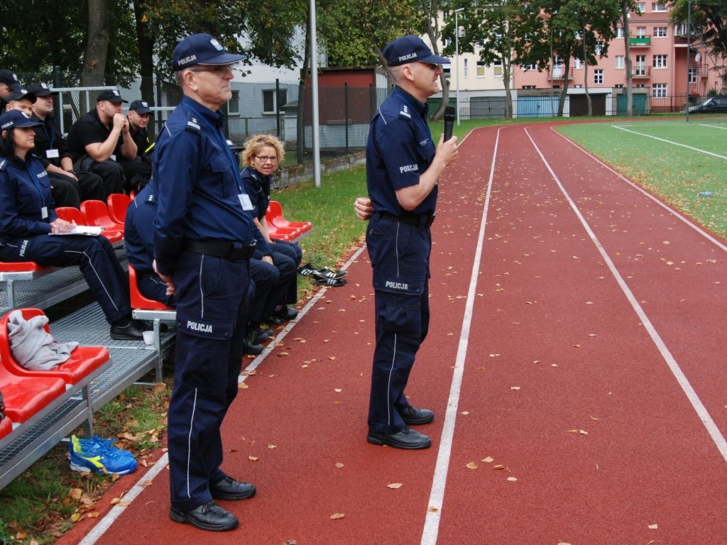 Policyjni nauczyciele na boisku
