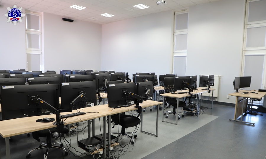 Pomieszczenie nowej pracowni komputerowej w Szkole Policji w Pile do analizy dużych baz danych