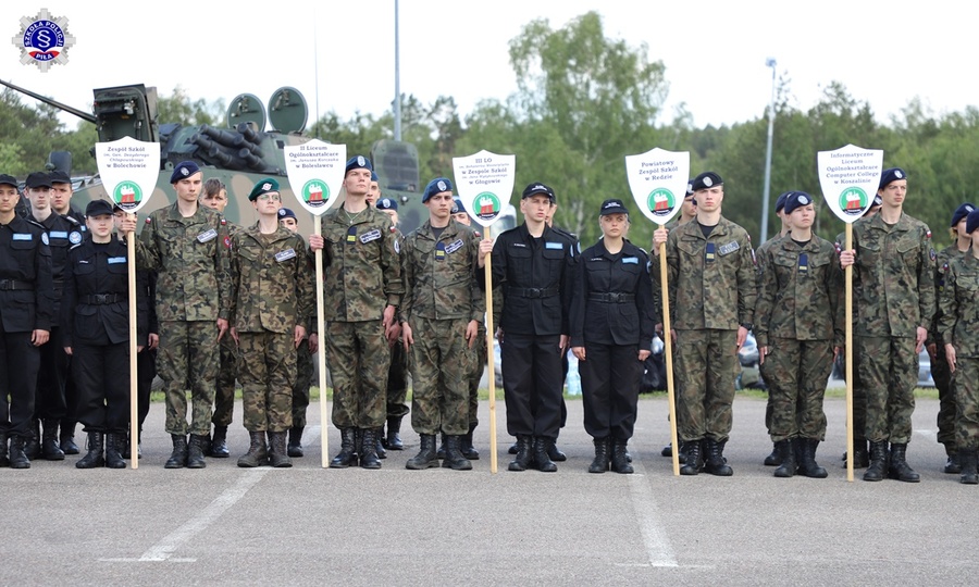 Drużyny klas mundurowych stojące w szeregu