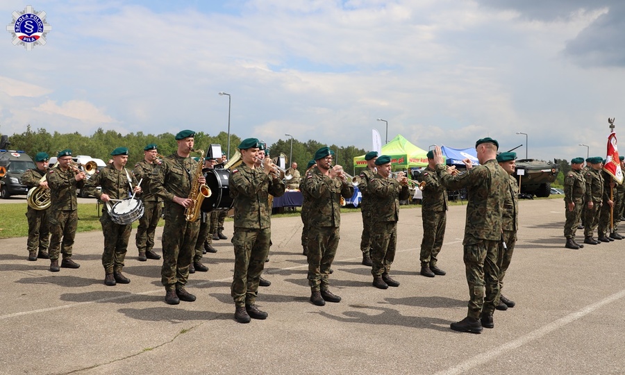 Orkiestra wojskowa grająca podczas V Ogólnopolskich Mistrzostwach Klas Mundurowych na poligonie drawskim