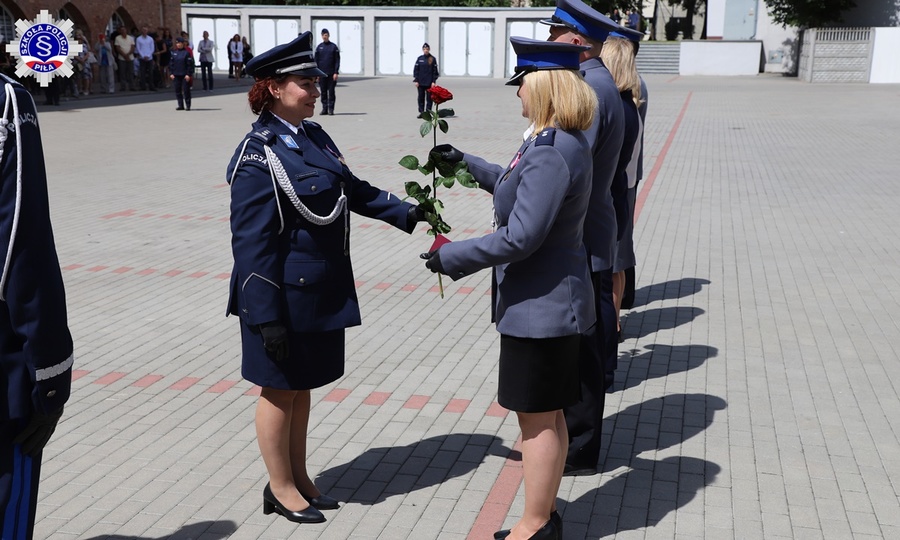 Pani Komendant Szkoły Policji w Pile wręcza kwiaty odznaczonym oficerom.