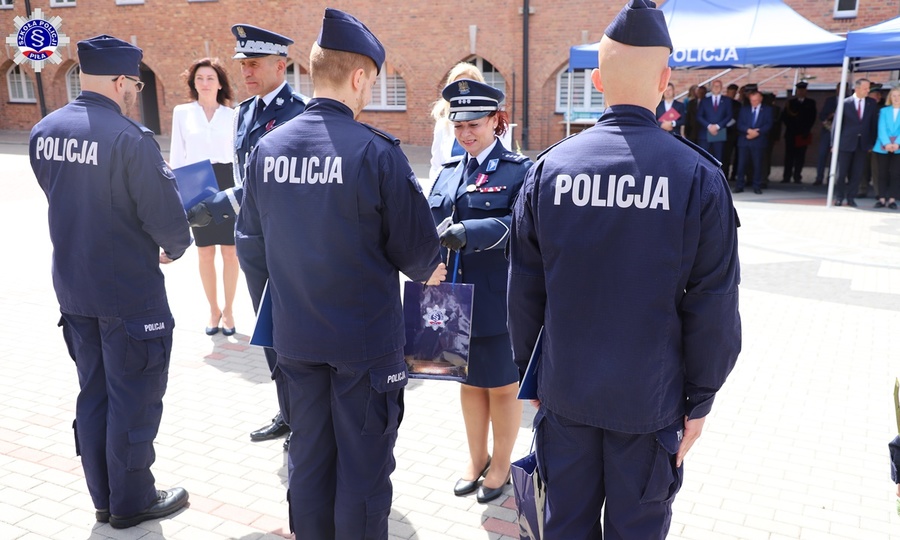 Pani Komendant Szkoły Policji w Pile wraz z Zastępcą Komendanta Głównego Policji wręczają wyróżnionym słuchaczom listy gratulacyjne.