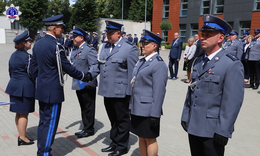 Zastępca Komendanta Głównego Policji oraz Pani Komendant Szkoły Policji  gratulują awansowanym policjantom.