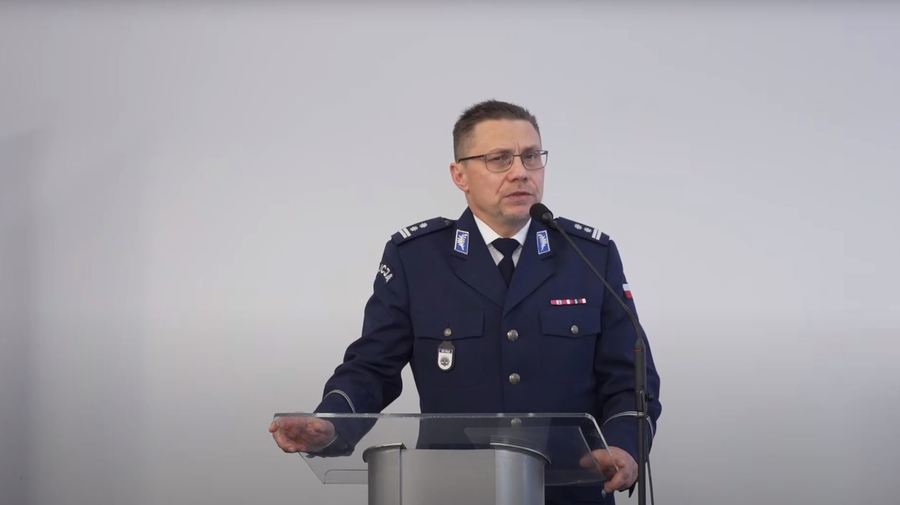 Leszek Koźmiński – naczelnik Wydziału Prezydialnego Szkoły Policji w Pile podczas omawiania historii śląskiej kryminalistyki na konferencji