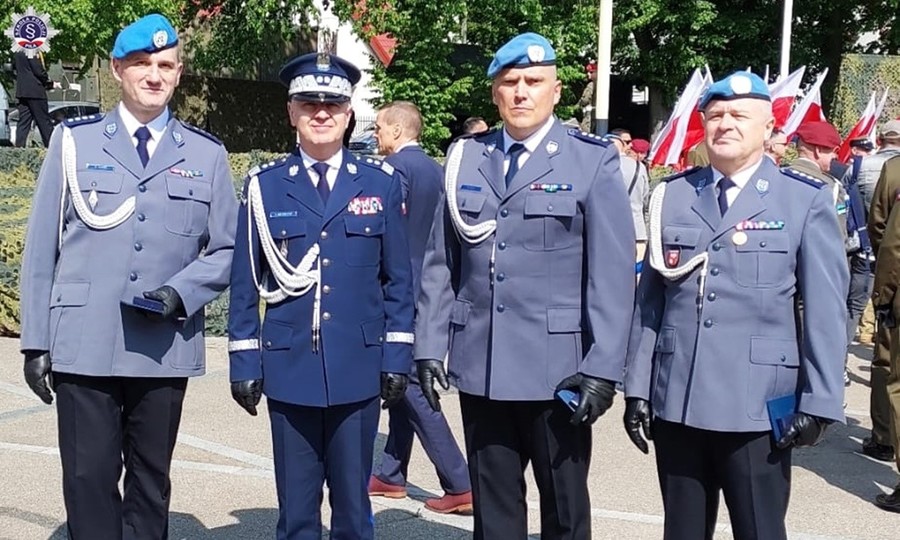 Komendant Główny Policji wraz z odznaczonymi funkcjonariuszami Policji.