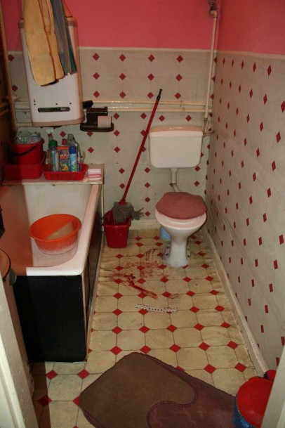 Plamy krwi ujawnione w łazience na miejscu zdarzenia