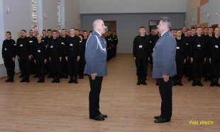 Meldunek składany Komendantowi Szkoły Policji w Pile, na rozpoczęcie kursu Szkolenia Podstawowego.