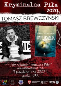 Obraz przestawia plakat festiwalu Kryminalna Piła 2020, zapowiada wystąpienie pisarza Tomasza Brewczyńskiego pt. „”Implikacja” prosto z Piły” w Sali widowiskowej RCK –w dniu 7 października 2020 roku.