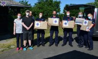 Słuchacze Szkoły Policji  trzymający przygotowane paczki
