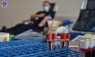 Fiolki z zawartością pobranej krwi w ramach akcji krwiodawstwa.