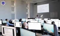 Uczestnicy warsztatów w trakcie ćwiczeń w sali komputerowej Szkoły.