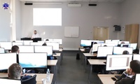 Uczestnicy warsztatów w trakcie zajęć praktycznych w sali komputerowej Szkoły.