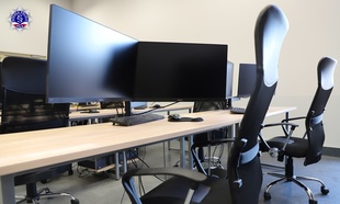 Stanowisko komputerowe w nowej pracowni komputerowej w Szkole Policji w Pile