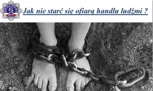 Plakat czarno biały, widoczne stopy związane łańcuchem oraz napis „Jak nie stać się ofiarą handlu ludźmi” oraz logo Szkoły Policji w Pile.