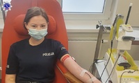 Umundurowana funkcjonariuszka podczas oddawania krwi.