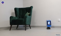 Skaner 3D ustawiony obok zielonego fotela