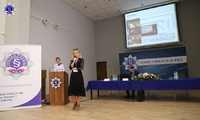 Kobieta stojąca z mikrofonem w tle prezentacja