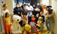 Zdjęcie grupowe podopiecznych pilskiego szpitala z przedstawicielami samorządu Szkoły Policji w Pile. Na zdjęciu przekazane w darze pluszowe maskotki