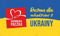 Plakat. W tle flaga Ukrainy w brawach żółtym i niebieskim, na której widnieje napis „Razem dla uchodźców z Ukrainy”, obok czerwone logo z sercem i napisem „solidarna paczka”.