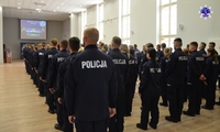 Umundurowani policjantki i policjanci stoją w czasie uroczystej inauguracji szkolenia podstawowego.