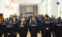 Umundurowani policjantki i policjanci stoją w czasie uroczystej inauguracji szkolenia podstawowego w auli Szkoły.