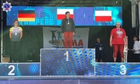 Podkom. Małgorzata Krzyżan stojąca na podjum za zajęcie 3 miejsca w mistrzostwach. Obok niej zdobywczyni 1 i 2 miejsca.