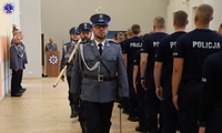 Poczet sztandarowy Szkoły Policji w Pile opuszczający aulę po rozpoczęciu szkolenia zawodowego podstawowego.