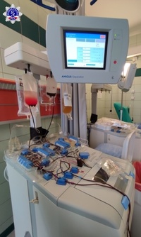 Urządzenie do pobierania krwi z widocznym monitorem.