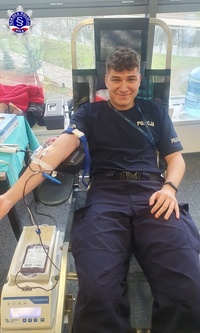 Umundurowany funkcjonariusz podczas oddawania krwi.