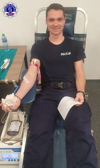 Umundurowany funkcjonariusz podczas oddawania krwi.