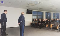 Umundurowani policjanci prowadzą wykład dla uczestniczących słuchaczy Szkoły.