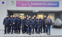 Zdjęcie grupowe słuchaczy Szkoły Policji w Pile przed budynkiem Schroniska dla Zwierząt „Miluszków” w Leszkowie.