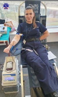Umundurowany funkcjonariusz podczas oddawania krwi